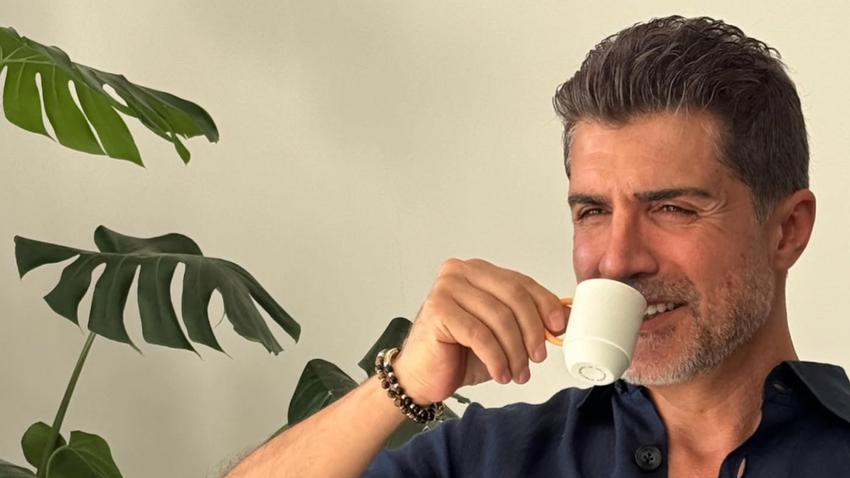 ozcandenizeskiimajinadondu Negiyer Blog Özcan Deniz sakallarını kesmiş eski imajına dönmüş haliyle poz veriyor