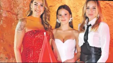 Pınar Altuğun kızı Su Atacan Tuba Erginin defilesinde podyumda yürüyor