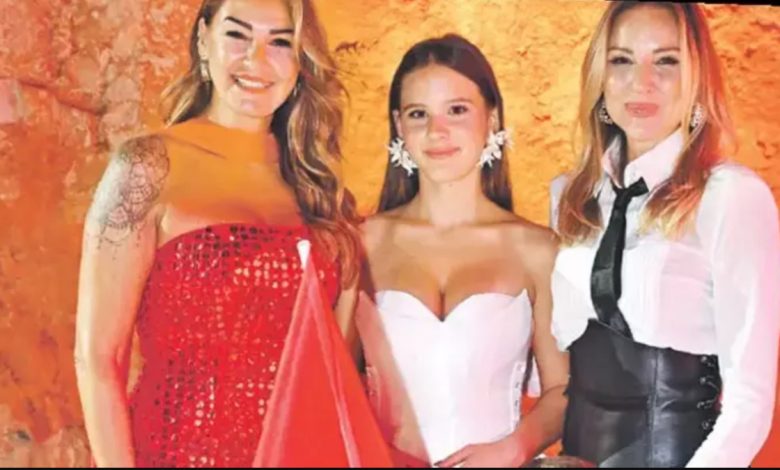 Pınar Altuğun kızı Su Atacan Tuba Erginin defilesinde podyumda yürüyor