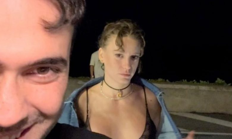 Serenay Sarıkaya sevgilisi Mert Demiri Harbiye konserinde kuliste desteklerken yakın dostlarıyla poz veriyor