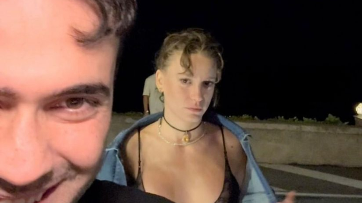 Serenay Sarıkaya sevgilisi Mert Demiri Harbiye konserinde kuliste desteklerken yakın dostlarıyla poz veriyor