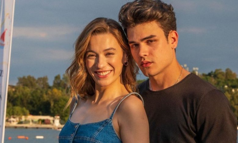 Sümeyye Aydoğan ve Atakan Hoşgören Bağlantı Hatası filmi galasında birlikte poz veriyor