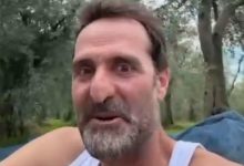 Oyuncu Timur Acar zeytinlikte ilk hasadını yaparken