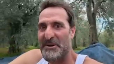 timuracarilkzeytinhasadi Negiyer Blog Oyuncu Timur Acar zeytinlikte ilk hasadını yaparken