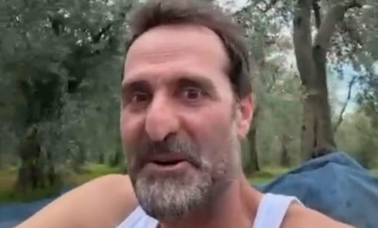 Oyuncu Timur Acar zeytinlikte ilk hasadını yaparken