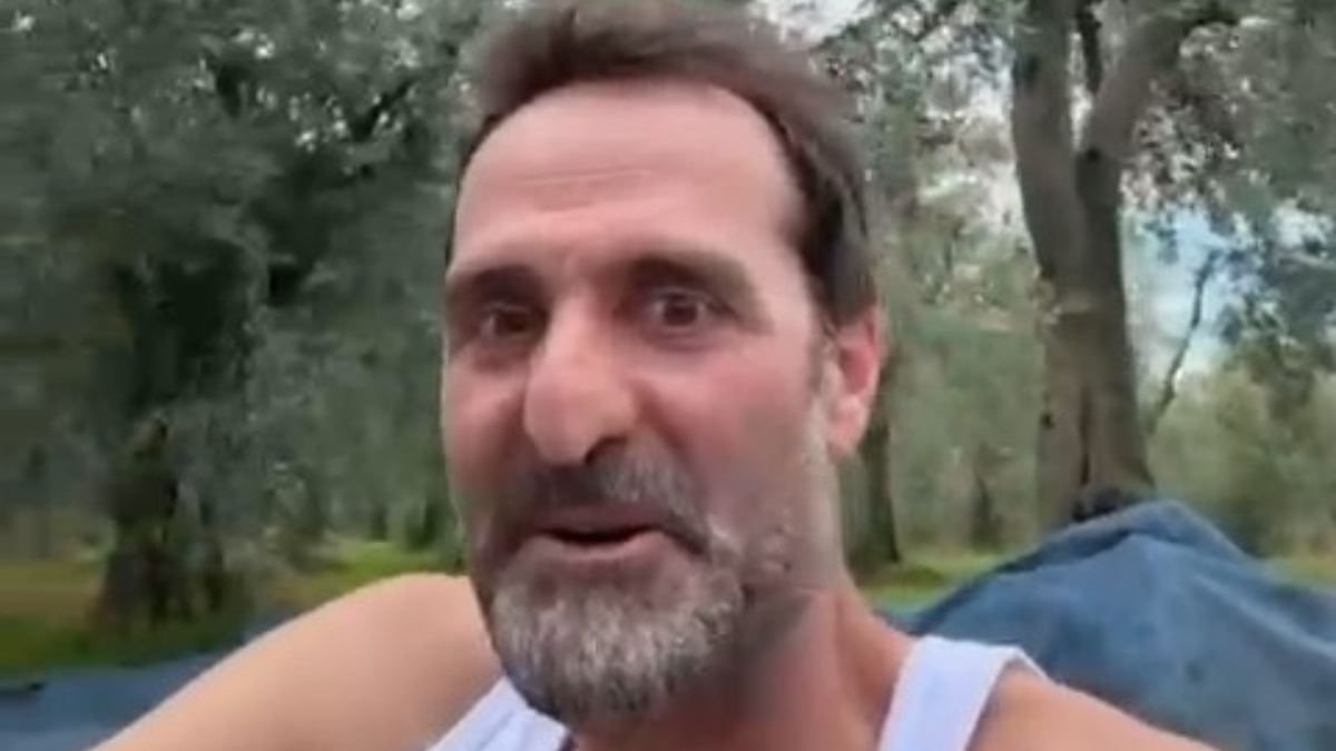 timuracarilkzeytinhasadi Negiyer Blog Oyuncu Timur Acar zeytinlikte ilk hasadını yaparken