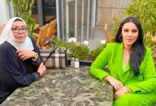 Tuğçe Tayfur annesi Necla Nazıra sarılırken ödül töreninde