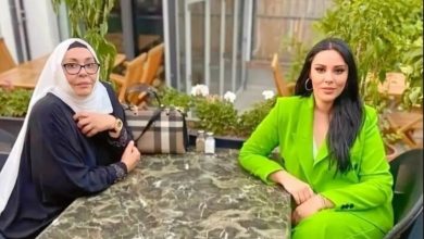 Tuğçe Tayfur annesi Necla Nazıra sarılırken ödül töreninde