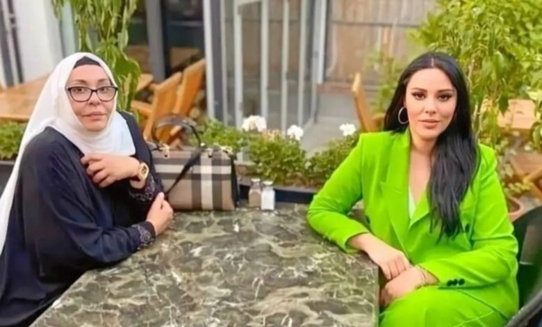 Tuğçe Tayfur annesi Necla Nazıra sarılırken ödül töreninde