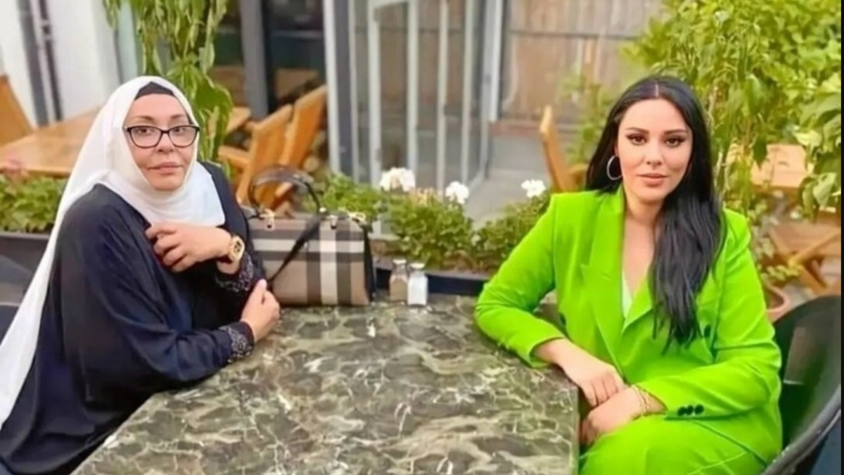 tugcetayfurneclanazirodultoreni Negiyer Blog Tuğçe Tayfur annesi Necla Nazıra sarılırken ödül töreninde