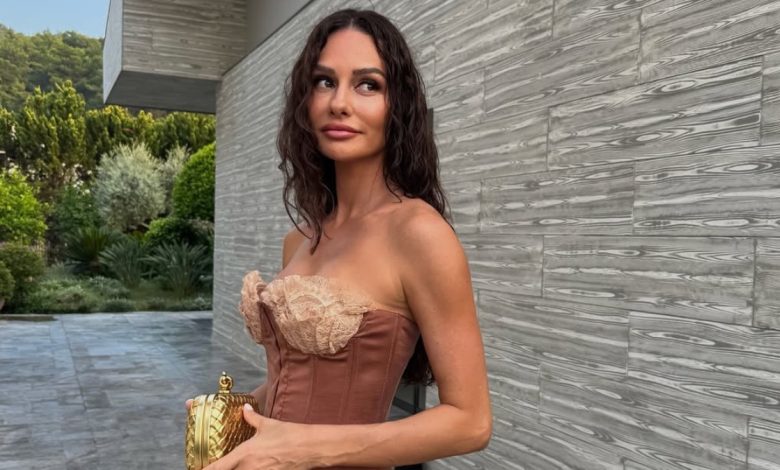 Yasemin Ergene ve Rachel Araz Kiresepi Cadılar Bayramı için hazırladıkları mezarlık temalı ekleri gösteriyor