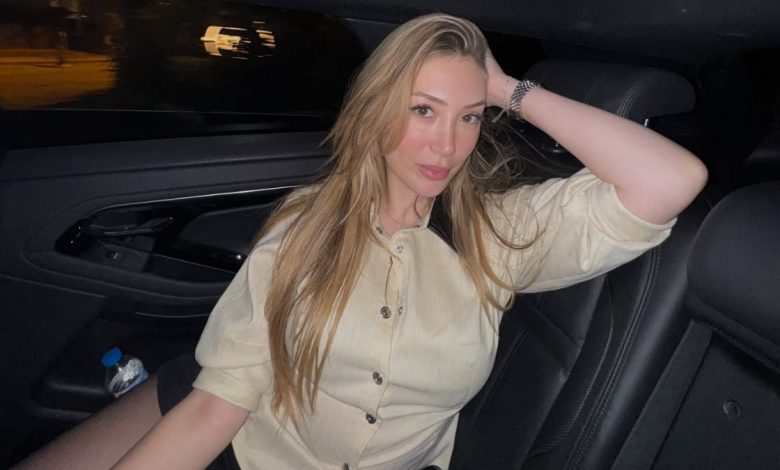 Yasmin Erbilin yeni pembe saç imajı