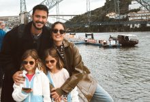 Anıl Altan Pelin Akil ve ikiz kızları Alin ile Lina Portoda aile pozu veriyor