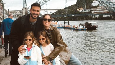 Anıl Altan Pelin Akil ve ikiz kızları Alin ile Lina Portoda aile pozu veriyor