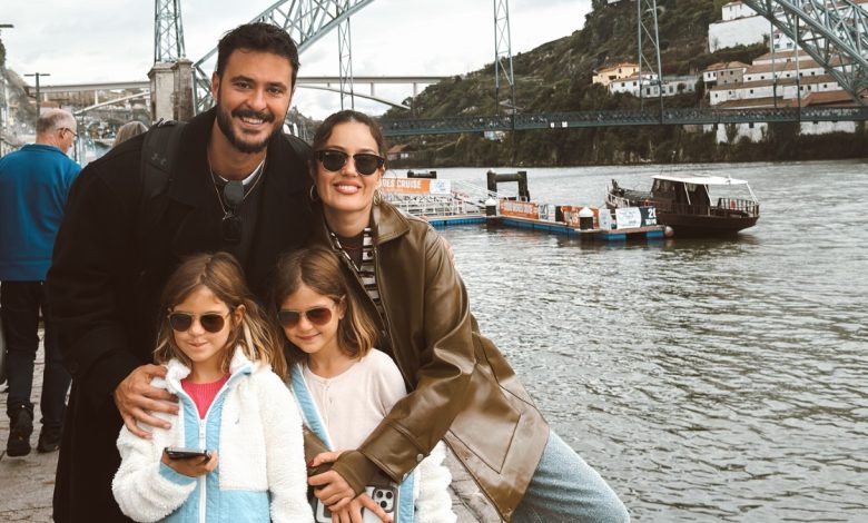 Anıl Altan Pelin Akil ve ikiz kızları Alin ile Lina Portoda aile pozu veriyor