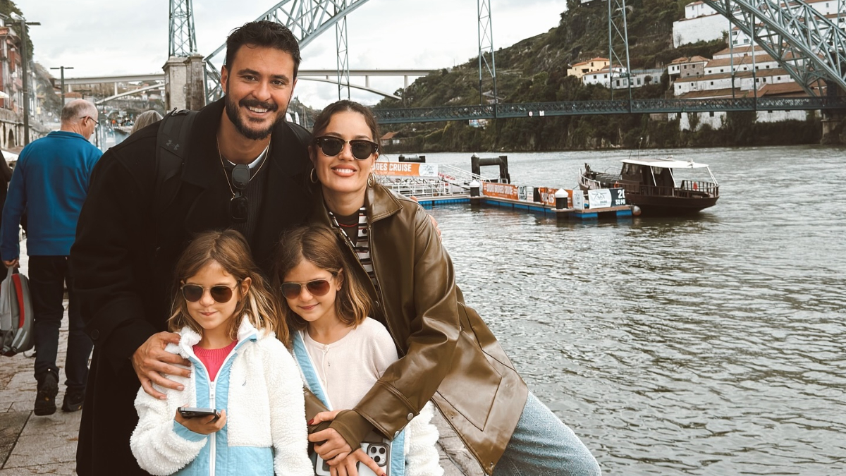 anilaltanpelinakilportotatili Negiyer Blog Anıl Altan Pelin Akil ve ikiz kızları Alin ile Lina Portoda aile pozu veriyor