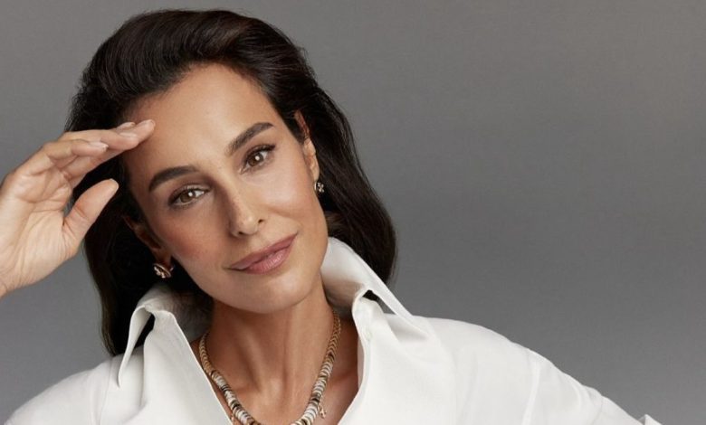 Arzum Onan 53 yaş gününü oğlu Can Aslantuğ ve sevgilisiyle kutlarken gülümsüyor