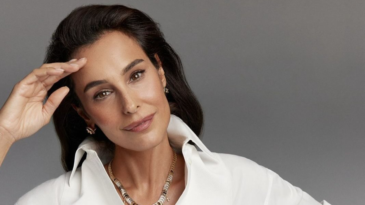 Arzum Onan 53 yaş gününü oğlu Can Aslantuğ ve sevgilisiyle kutlarken gülümsüyor