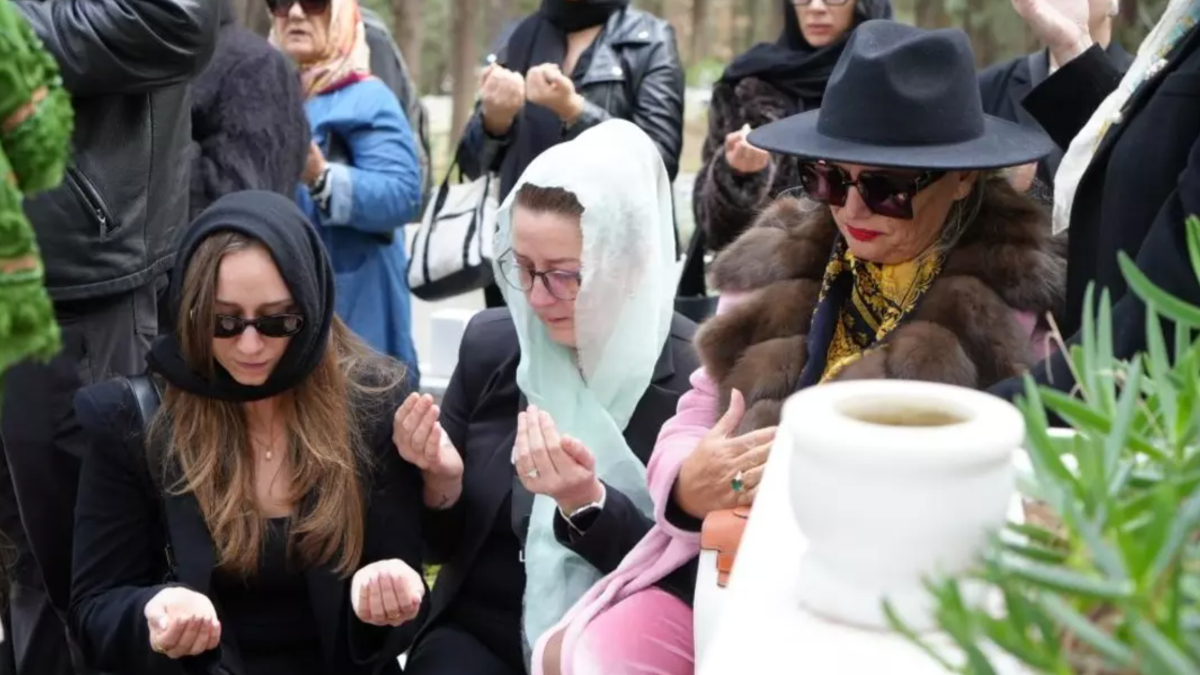 Banu Alkan vefat eden kardeşi Osman Alkanın cenazesinde gözyaşlarını tutamadı