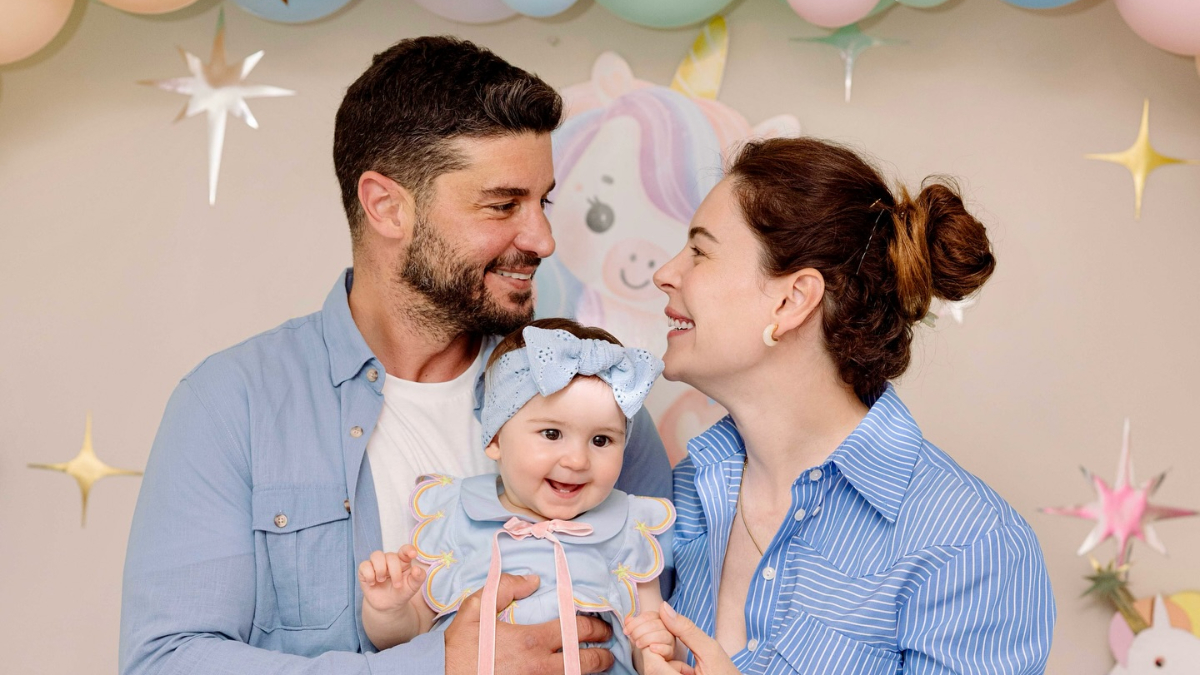 berkoktaykizimiramilenasonhali Negiyer Blog Berk Oktay kızı Mira Milenayı kucağında tutarken gülümserken çekilmiş bir fotoğraf