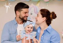 Berk Oktay kızı Mira Milena'yı kucağında tutarken gülümsüyor