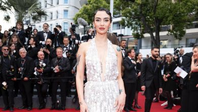 Birce Akalay'ın ailesi ve sevgilisi Hakan Kurtaş ile çekilmiş mutlu bir fotoğrafı.