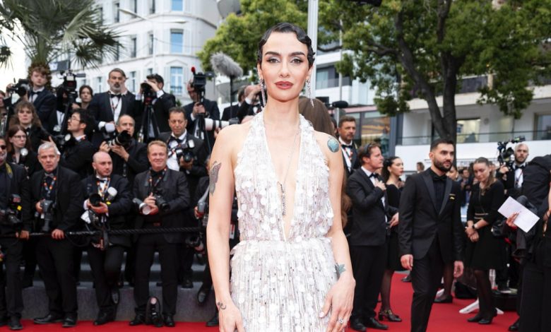 Birce Akalayın ailesi ve sevgilisi Hakan Kurtaş ile çekilmiş mutlu bir fotoğrafı