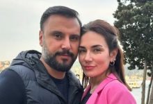 Buse Varol toynak tasarımlı, yüksek topuklu ayakkabılarıyla poz verirken