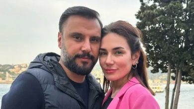 Buse Varol toynak tasarımlı yüksek topuklu ayakkabılarıyla poz verirken