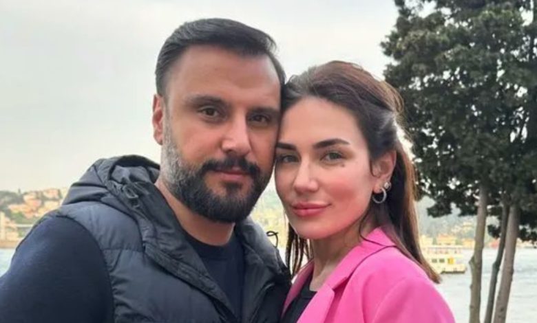 Buse Varol toynak tasarımlı yüksek topuklu ayakkabılarıyla poz verirken