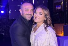 Demet Akalın ve Okan Kurt 14 yıl kutlaması için düzenlenen partide pastayı keserken