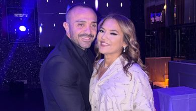 Demet Akalın ve Okan Kurt 14 yıl kutlaması için düzenlenen partide pastayı keserken