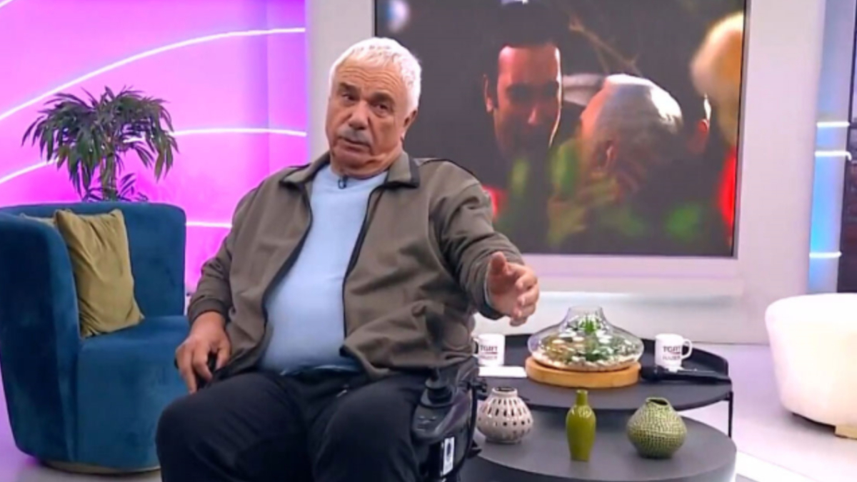 Halil Ergün Yaprak Dökümünün Ali Rıza Bey karakterini yeniden canlandırırken gözyaşlarına hakim olamadı