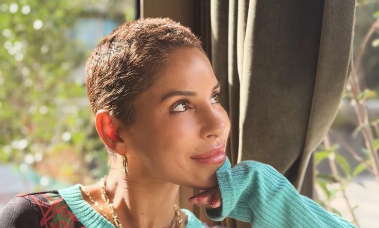 Irmak Ünalın gençlik yıllarından bir fotoğrafı kanser mücadelesini anlattığı duygusal paylaşımına eşlik ediyor