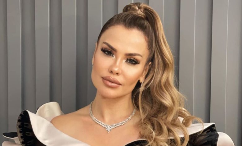 Şarkıcı Lara spor salonunda aynadaki yansımasına bakarken duygusal bir anı yakalamış