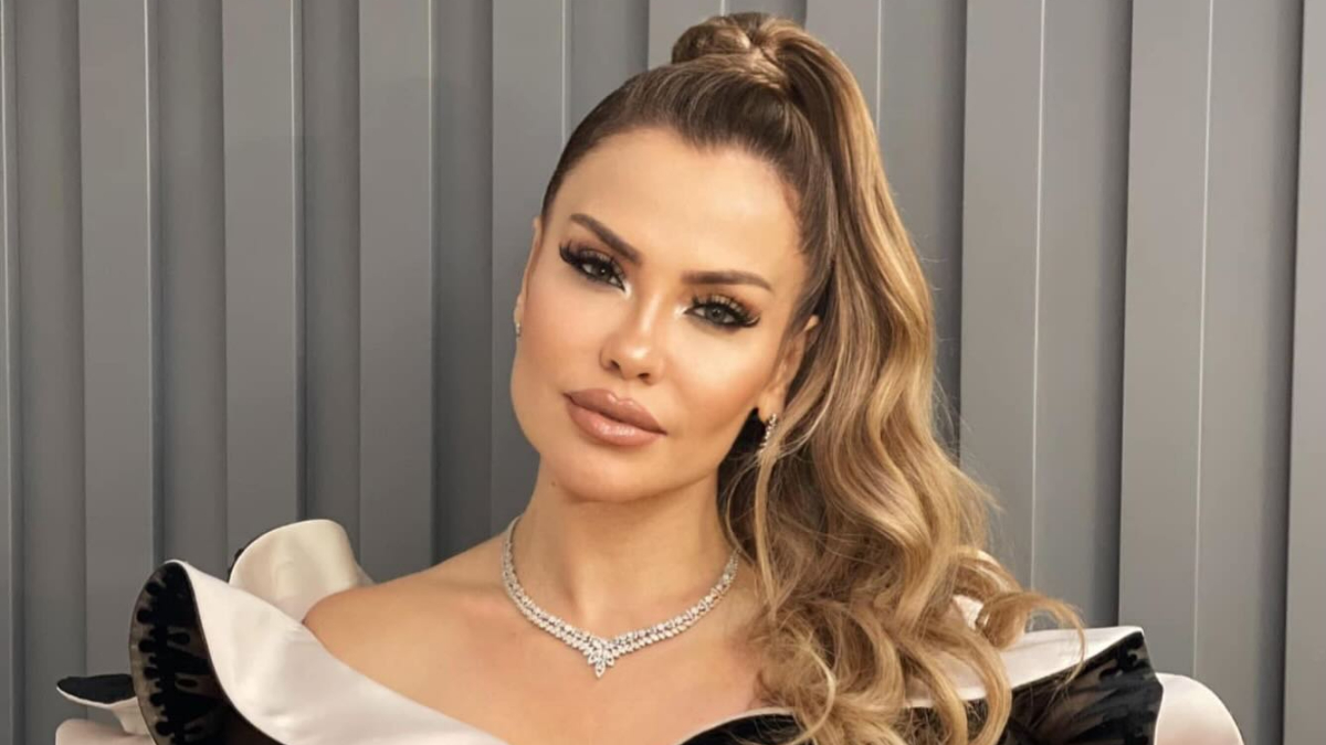 sarkicilarabeyinkitlesipaylasim Negiyer Blog Şarkıcı Lara spor salonunda aynadaki yansımasına bakarken duygusal bir anı yakalamış