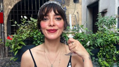 Selin Şekerci yeni sarı saçlarıyla poz verirken gülümseyen portresi