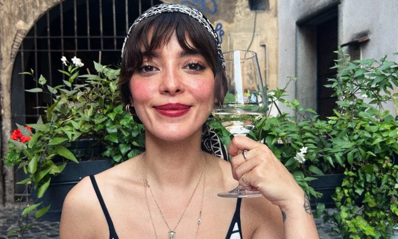 Selin Şekerci yeni sarı saçlarıyla poz verirken gülümseyen portresi