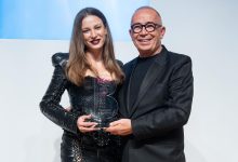 Serenay Sarıkaya derin dekolteli deri elbisesiyle ödül töreninde