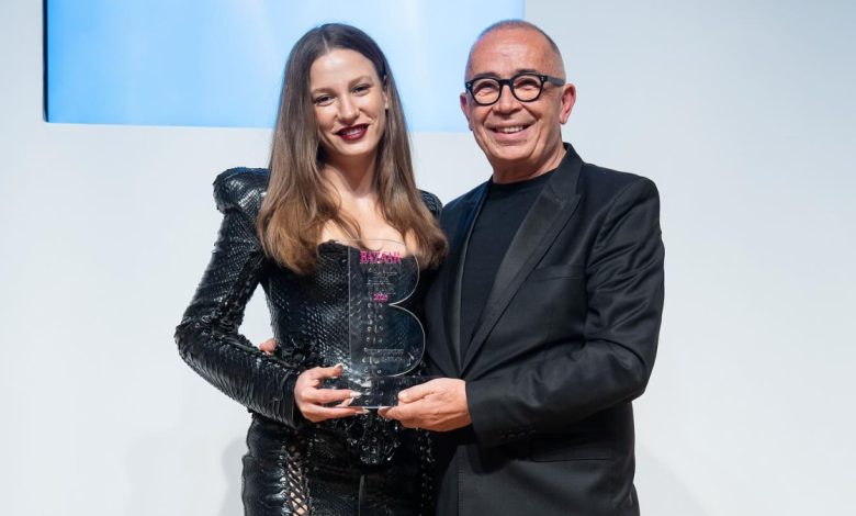 Serenay Sarıkaya derin dekolteli deri elbisesiyle ödül töreninde