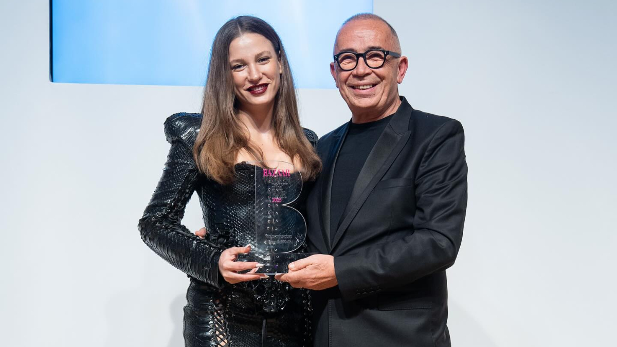 Serenay Sarıkaya derin dekolteli deri elbisesiyle ödül töreninde