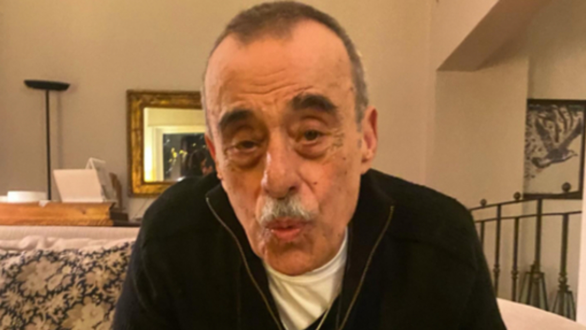 sevketaltugahmetgulhancenazesinde Negiyer Blog Usta oyuncu Şevket Altuğ dostu Ahmet Gülhanın cenazesinde duygusal anlar yaşarken