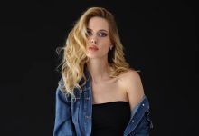 Wilma Elles dördüncü doğum sonrası eski formuna kavuşmuş halde gülümsüyor