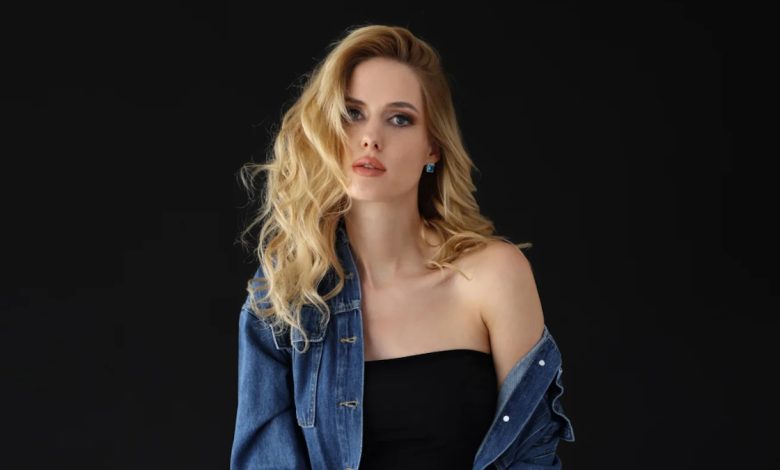 Wilma Elles dördüncü doğum sonrası eski formuna kavuşmuş halde gülümsüyor