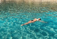 Yonca Evcimikin tekne turunda çekilen bikinili pozu