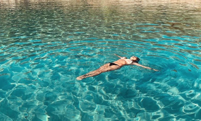 Yonca Evcimikin tekne turunda çekilen bikinili pozu