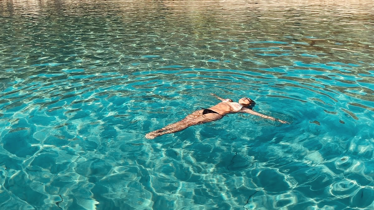 yoncaevcimikteknebikinilipoz Negiyer Blog Yonca Evcimikin tekne turunda çekilen bikinili pozu