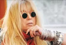 Zerrin Özer bir etkinlikte gazetecilere sağlık durumu hakkında konuşurken görülüyor