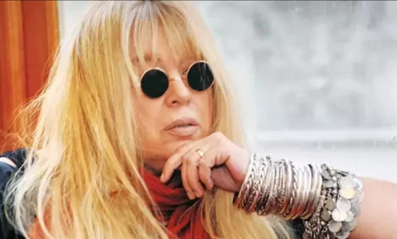 Zerrin Özer bir etkinlikte gazetecilere sağlık durumu hakkında konuşurken görülüyor