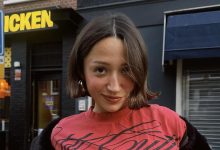 Zeynep Bastık konserde lazer tutan hayranına tepki gösteriyor